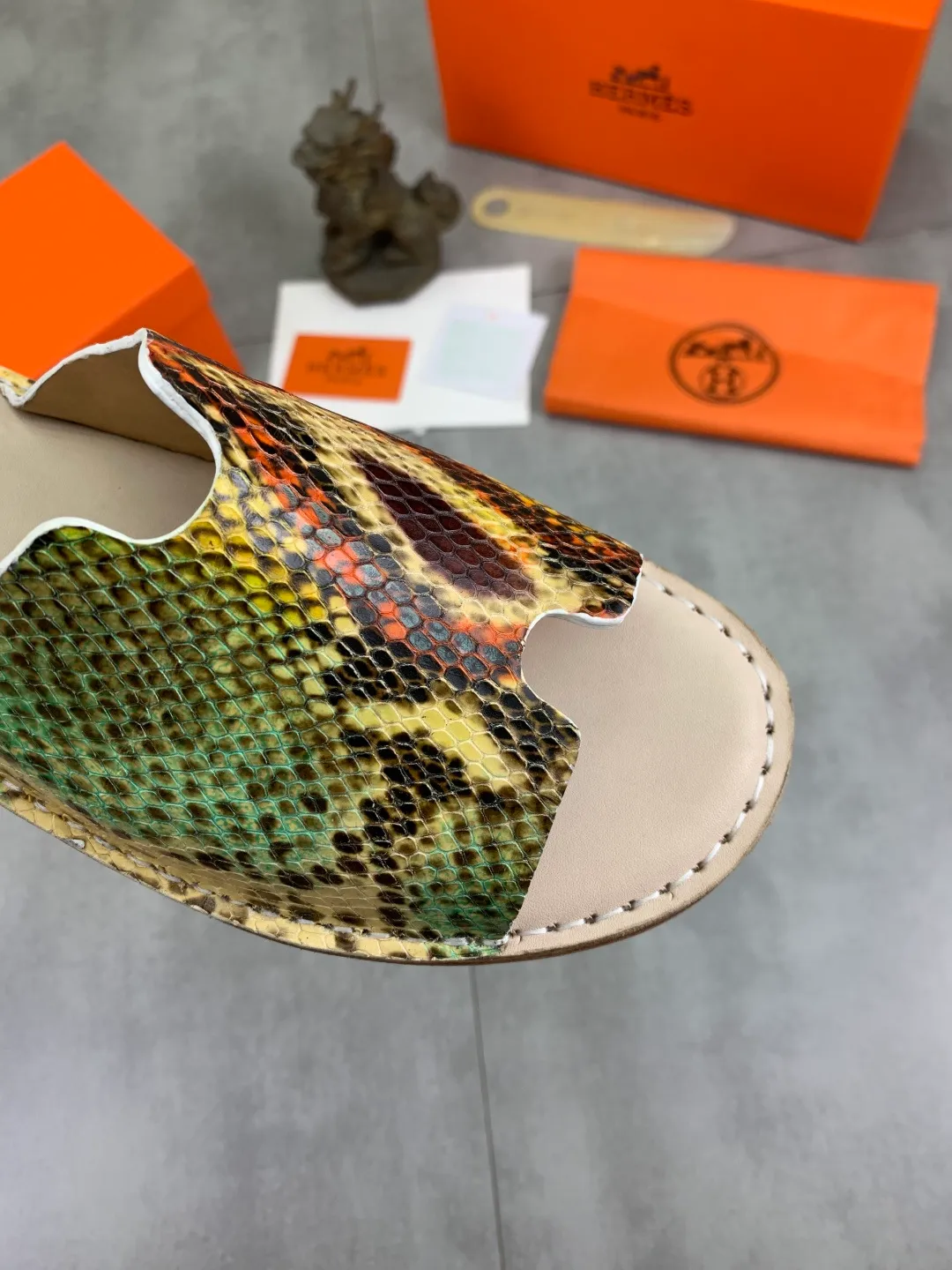 Men's men's shoes 💰P360 new model (genuine leather outsole series) new colors are coming simultaneously on the official website [HERMES] Hermès series: original development, original anatomy display, exclusive outsole [Material] Sole: original genuine leather sole with cow essence film 🌸. Fabric Original calfskin Lining: Imported cowhide, delicate and soft Code number: 38-44
